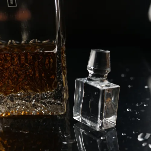 Графин  0,7 л штоф с крышкой Crystal h30 см 11*6 см прямоугольный стекло P.L. - BarWare [1]