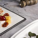 Блюдо квадратное 25*25 см h1,5 см Relief белое с черным бортом фарфор P.L. Proff Cuisine [3]