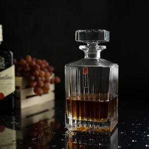 Графин  0,85 л штоф с крышкой Modern h21 см 10*10 см стекло P.L. - BarWare [1]